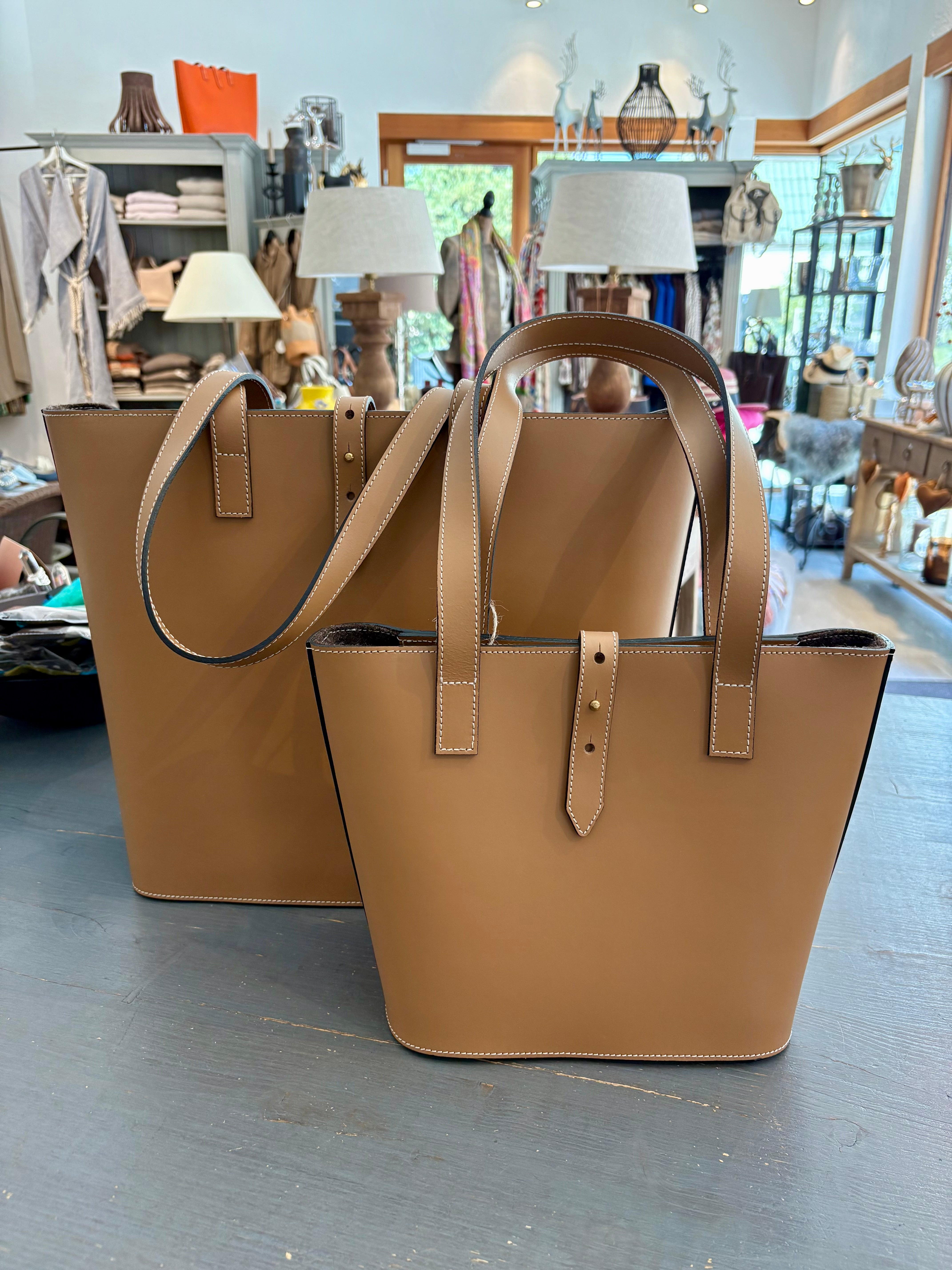 Alpenstil Ledertaschen in den Farben Dunkelbraun / Kamel / Orange